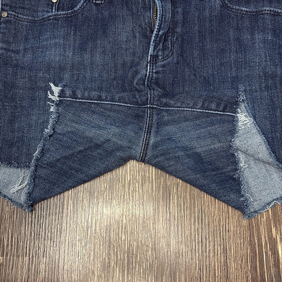 LC dark Denim Blue Women's Shorts with a raw  hem size 2 - Picture 5 of 5